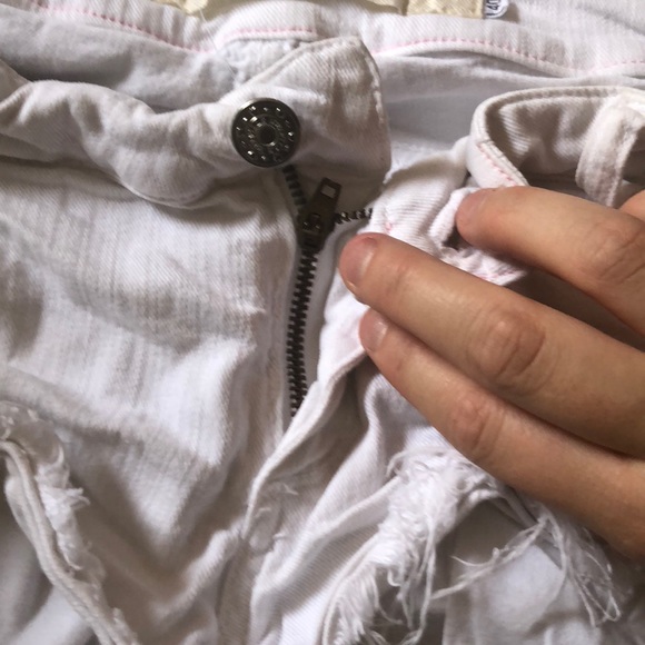 White Brandy Melville shorts - Picture 4 of 4